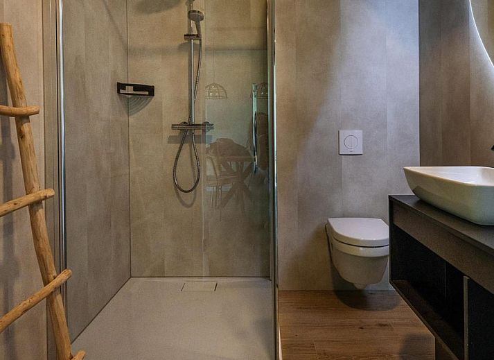 Luxe binnenruimte van Deluxe Studio voor 2 personen in Midsland, Terschelling. Moderne inrichting met uitzicht op de natuur van de Waddeneilanden.