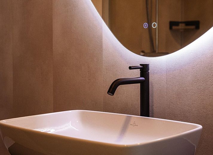 Luxe binnenruimte van Deluxe Studio voor 2 personen in Midsland, Terschelling. Moderne inrichting met uitzicht op de natuur van de Waddeneilanden.