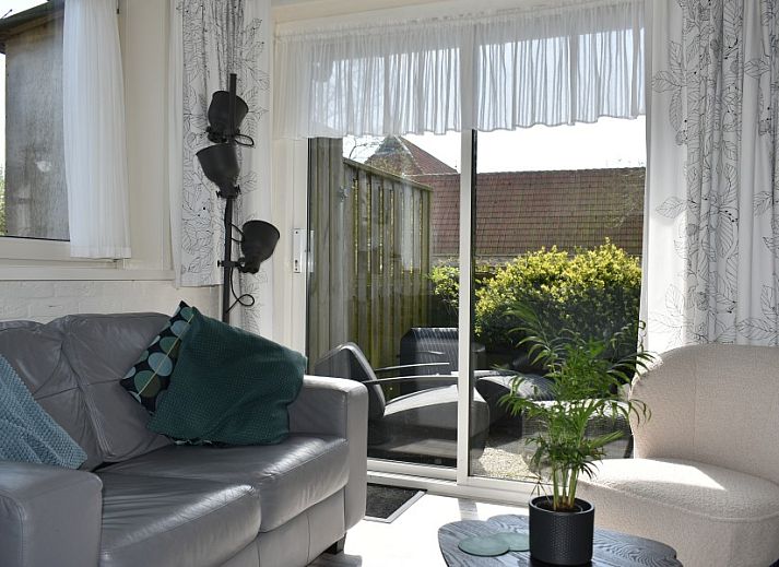 Cozy sitting area in Apartment Jelle, Oosterend, Terschelling with garden view.
