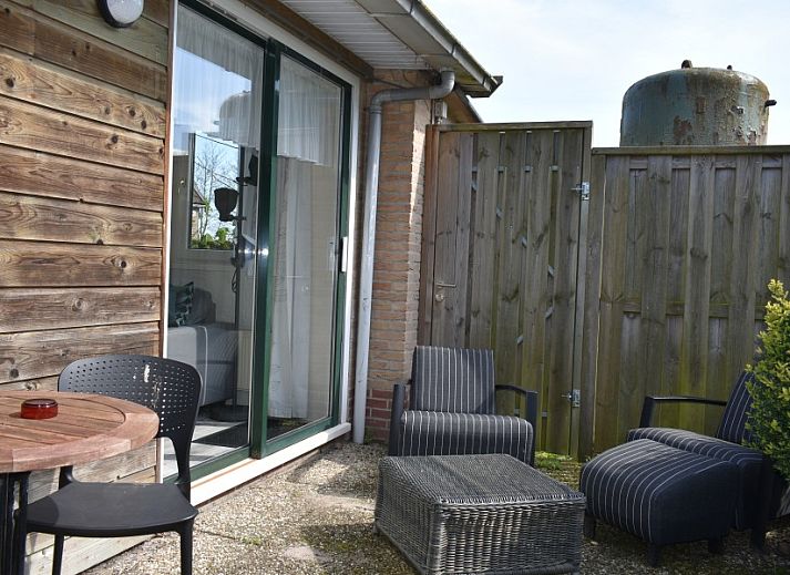 Modern dining area in Apartment Jelle, Oosterend, Terschelling, perfect for a relaxed meal.