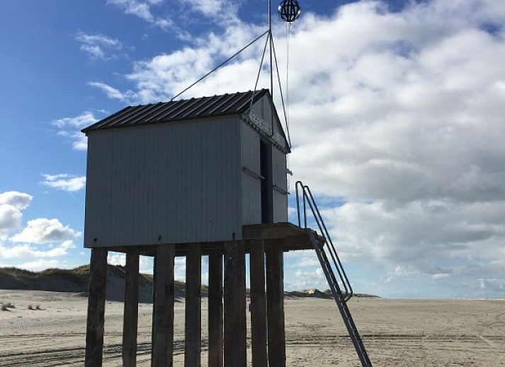 Modern dining area in Apartment Jelle, Oosterend, Terschelling, perfect for a relaxed meal.