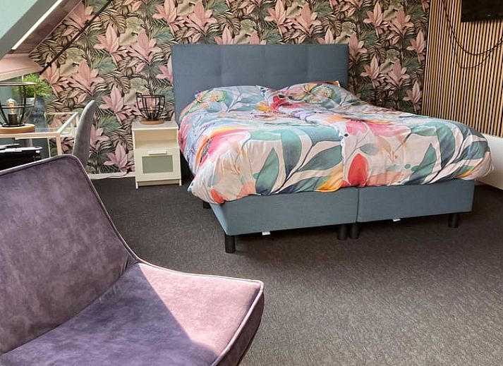 Stilvolles Schlafzimmer im Ferienhaus in Oosterend, Terschelling mit modernem Design und bequemem Bett.