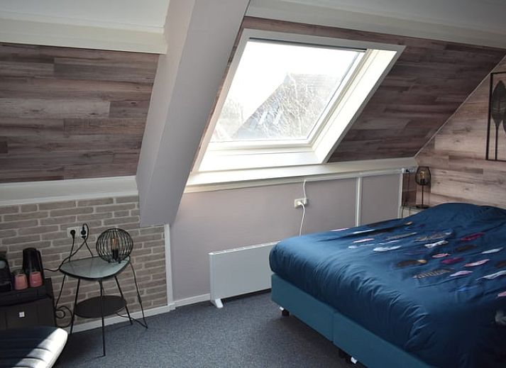 Stilvolles Schlafzimmer im Ferienhaus in Oosterend, Terschelling mit modernem Design und bequemem Bett.