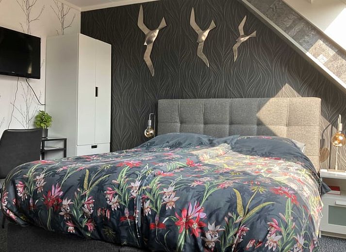 Stilvolles Schlafzimmer im Ferienhaus in Oosterend, Terschelling mit modernem Design und bequemem Bett.