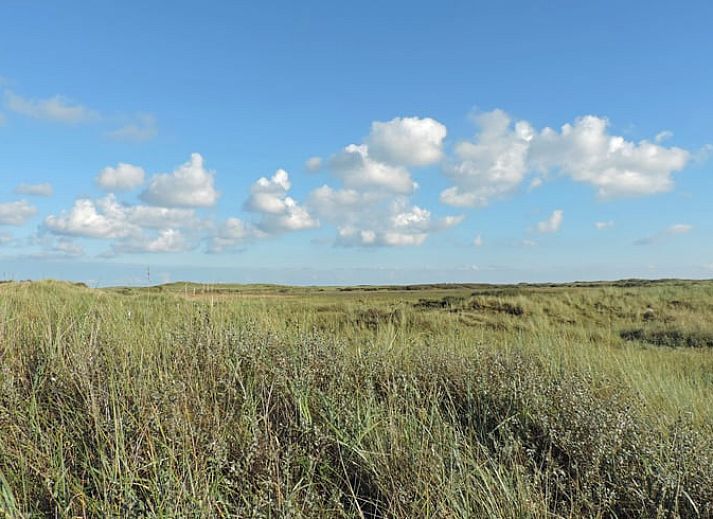 Helles Schlafzimmer mit Dachfenster im Ferienhaus in Oosterend, Terschelling, ideal fuer Naturliebhaber.