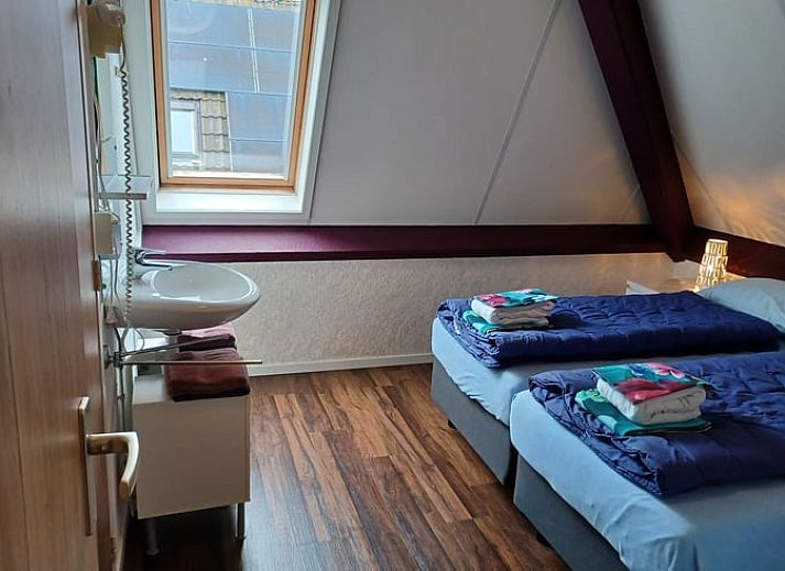 Ferienhaus in Oosterend auf Terschelling mit sonniger Veranda und bluehendem Garten.