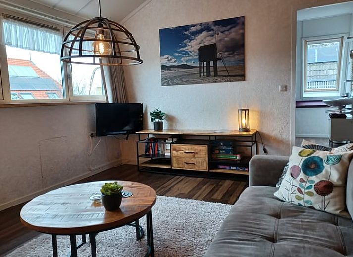 Ferienhaus in Oosterend auf Terschelling mit sonniger Veranda und bluehendem Garten.