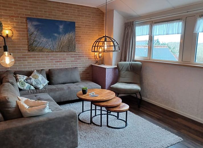 Ferienhaus in Oosterend auf Terschelling mit sonniger Veranda und bluehendem Garten.