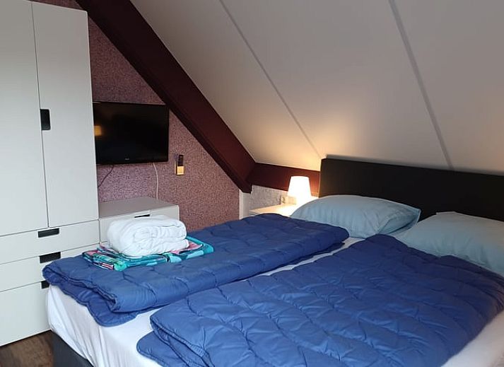 Schlafzimmer mit zwei Betten im Ferienhaus in Oosterend, Terschelling.