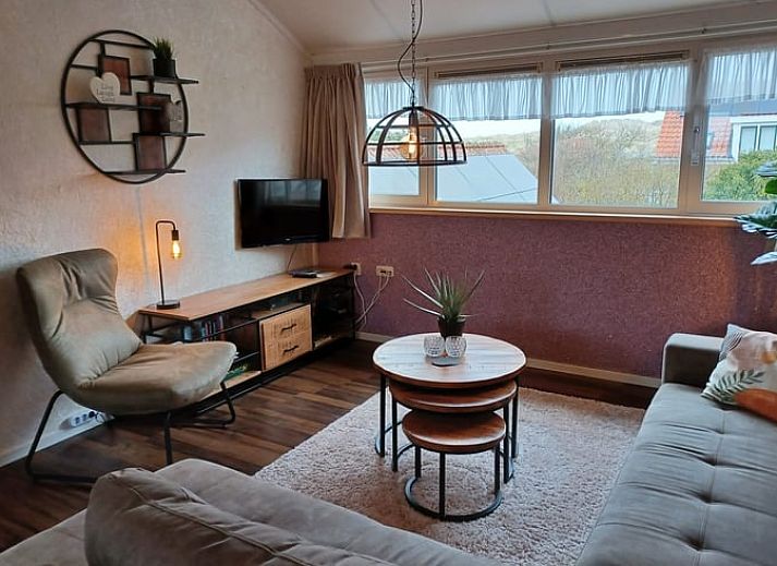 Gemuetliches Aeusseres des Ferienhauses in Oosterend auf Terschelling, mit sonniger Veranda und bunten Blumen.