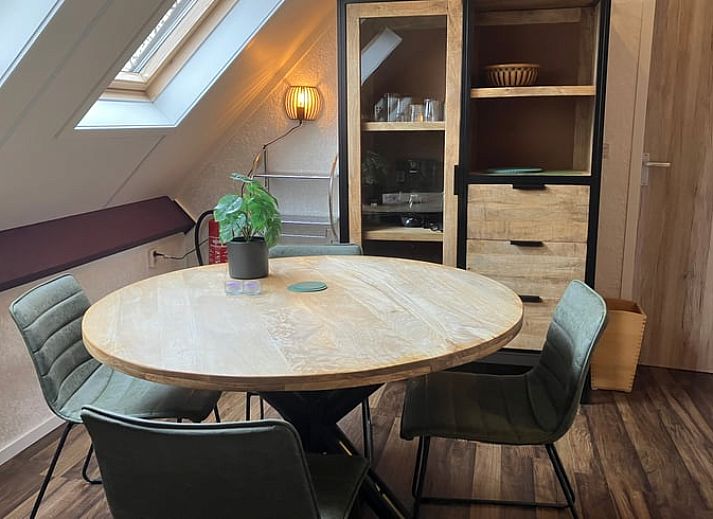 Gemuetliches Aeusseres des Ferienhauses in Oosterend auf Terschelling, mit sonniger Veranda und bunten Blumen.