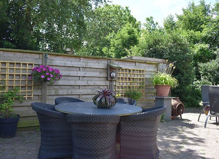 Essecke im Ferienhaus in Oosterend, Terschelling, mit rundem Tisch und Oberlichtern fuer natuerliches Licht.