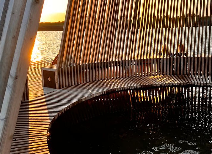 Stilvolles Esszimmer im Ferienhaus in Oosterend auf Terschelling, mit Holztisch und modernen Stuehlen.