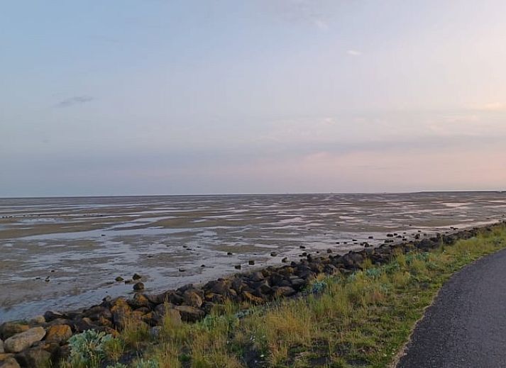 Schoenes Schlafzimmer im Ferienhaus in Oosterend, Terschelling, mit bequemen Betten und warmer Beleuchtung.