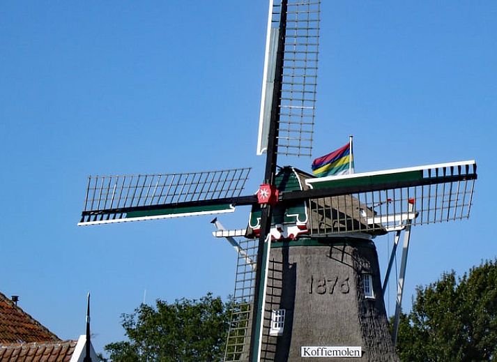 Schoenes Schlafzimmer im Ferienhaus in Oosterend, Terschelling, mit bequemen Betten und warmer Beleuchtung.