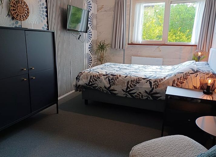 Comfortabele slaapkamer in Huisje in Oosterend, Terschelling met uitzicht op de tuin.