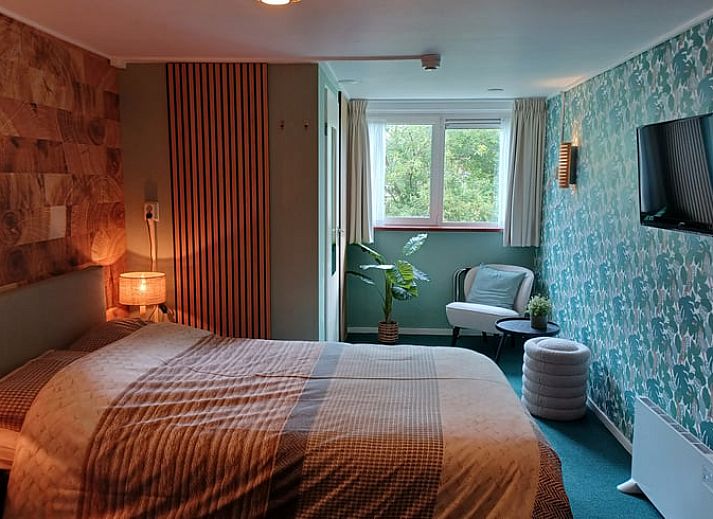 Comfortabele slaapkamer in Huisje in Oosterend, Terschelling met uitzicht op de tuin.