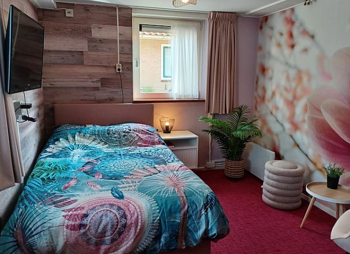 Comfortabele slaapkamer in Huisje in Oosterend, Terschelling met uitzicht op de tuin.