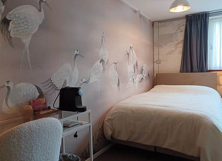 Comfortabele slaapkamer in Huisje in Oosterend, Terschelling met uitzicht op de tuin.