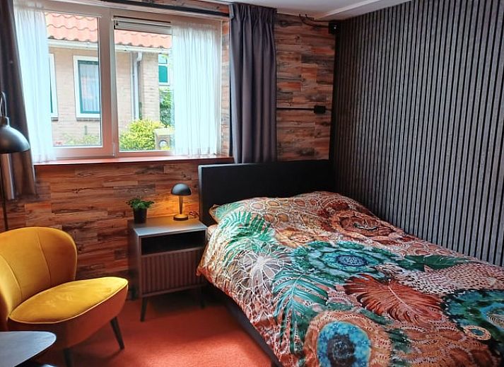 Comfortabele slaapkamer in Huisje in Oosterend, Terschelling met uitzicht op de tuin.