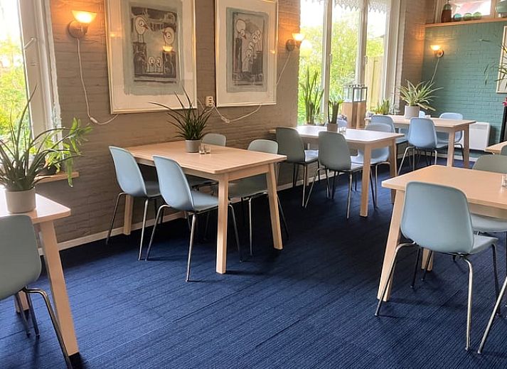 Stijlvolle slaapkamer met bloemenbehang in Huisje in Oosterend, Waddeneilanden.