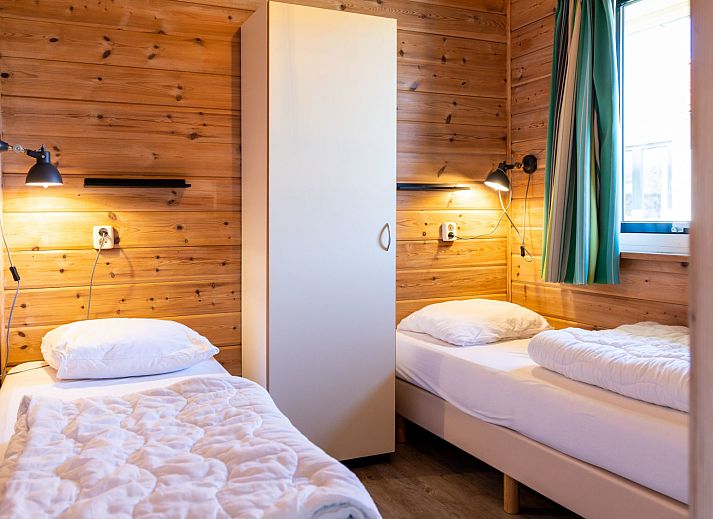 Geniessen Sie die Terrasse der Villa bungalow Whirlpool in Oosterend, Terschelling. Entspannen Sie sich in der gruenen Umgebung dieses Ferienhauses.