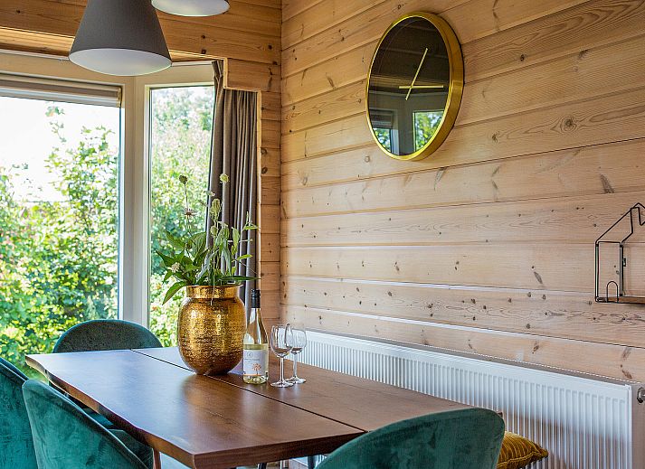 Geniessen Sie die Terrasse der Villa bungalow Whirlpool in Oosterend, Terschelling. Entspannen Sie sich in der gruenen Umgebung dieses Ferienhauses.