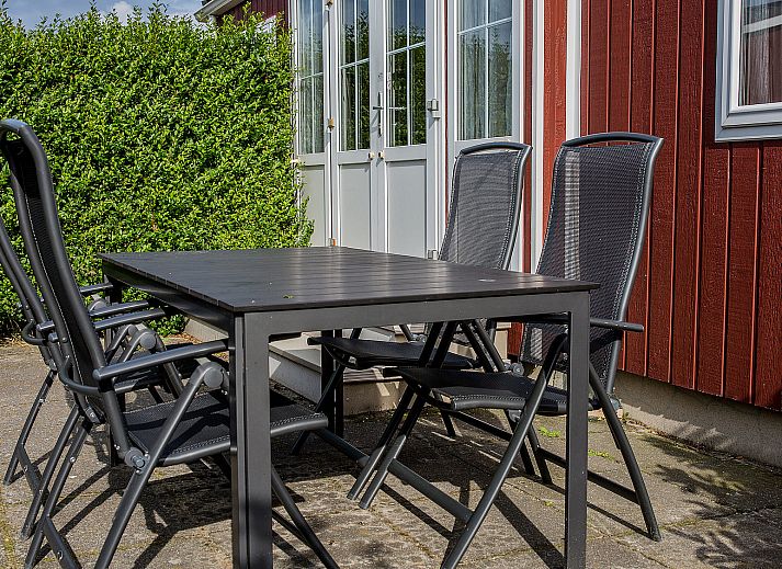 Duenenbungalow Tjermelan in Oosterend, Terschelling mit gemuetlichem Aussenbereich und gruener Umgebung.