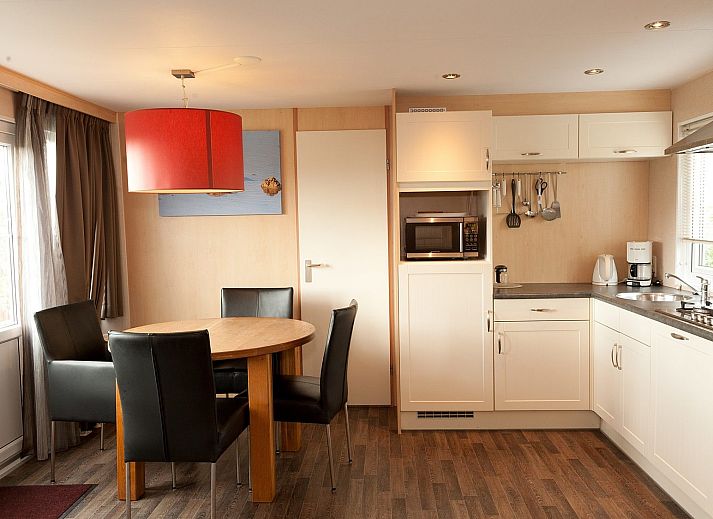 Duenenbungalow Tjermelan in Oosterend, Terschelling mit gemuetlichem Aussenbereich und gruener Umgebung.