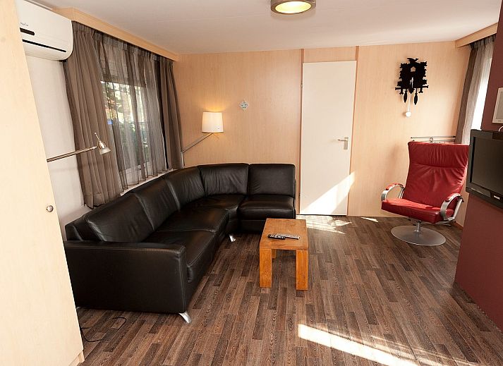 Duenenbungalow Tjermelan in Oosterend, Terschelling mit gemuetlichem Aussenbereich und gruener Umgebung.