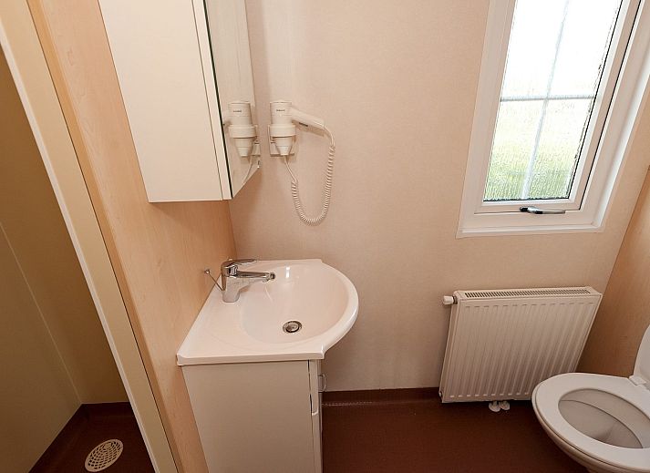 Duenenbungalow Tjermelan in Oosterend, Terschelling mit gemuetlichem Aussenbereich und gruener Umgebung.