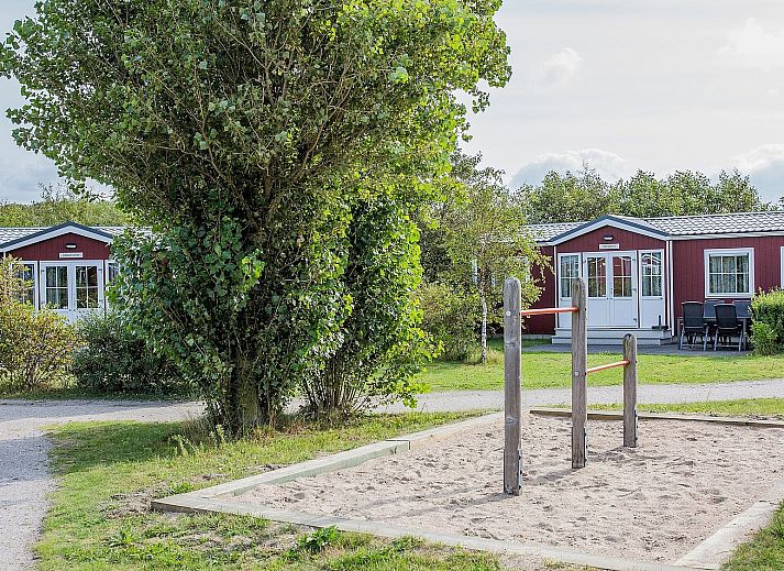 Terrasse von Duinbungalow Tjermelan in Oosterend, Terschelling mit bequemen Gartenstuehlen.