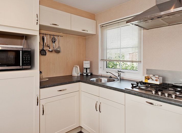 Terrasse von Duinbungalow Tjermelan in Oosterend, Terschelling mit bequemen Gartenstuehlen.