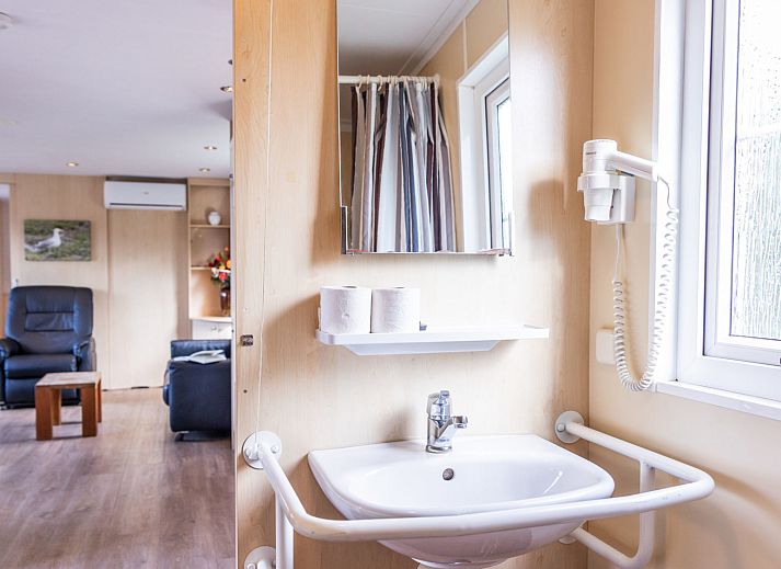 Gemuetliche Essecke im Duinbungalow Mindervalide, Oosterend, Terschelling, mit modernen Kuechengeraeten.