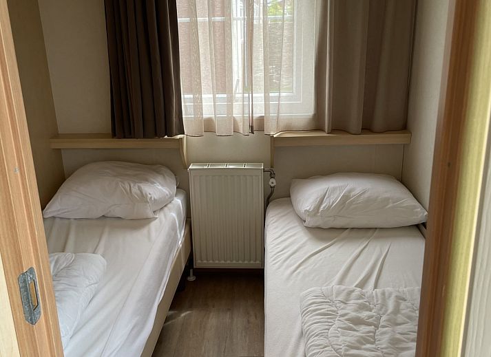 Gemuetliche Essecke im Duinbungalow Mindervalide, Oosterend, Terschelling, mit modernen Kuechengeraeten.