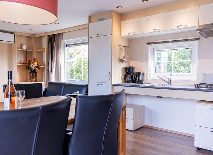 Gemuetliche Essecke im Duinbungalow Mindervalide, Oosterend, Terschelling, mit modernen Kuechengeraeten.