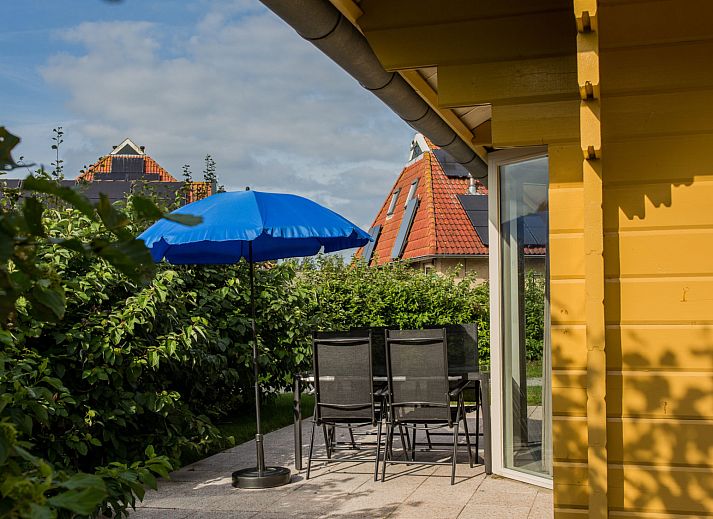 Villabungalow vakantiehuis in Oosterend Terschelling met zonnig terras en groene omgeving.