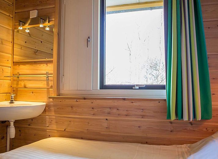 Villabungalow vakantiehuis in Oosterend Terschelling met zonnig terras en groene omgeving.