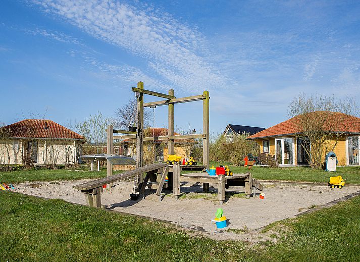 Villabungalow vakantiehuis in Oosterend Terschelling met zonnig terras en groene omgeving.