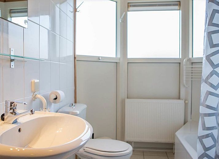 Terras met blauwe parasol bij Villabungalow in Oosterend Terschelling op de Waddeneilanden.