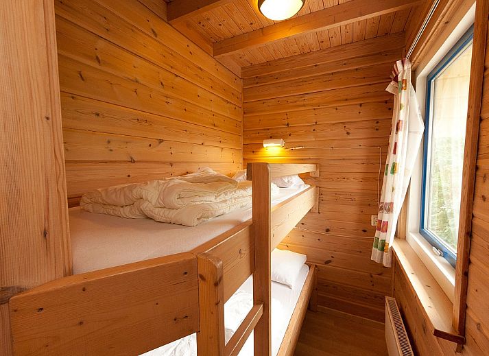 Terras met blauwe parasol bij Villabungalow in Oosterend Terschelling op de Waddeneilanden.