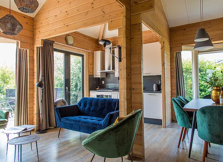 Terras met blauwe parasol bij Villabungalow in Oosterend Terschelling op de Waddeneilanden.