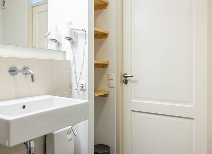 Front view of Apartment Bath Douche in Oosterend, Terschelling with sunny garden and deck chairs.