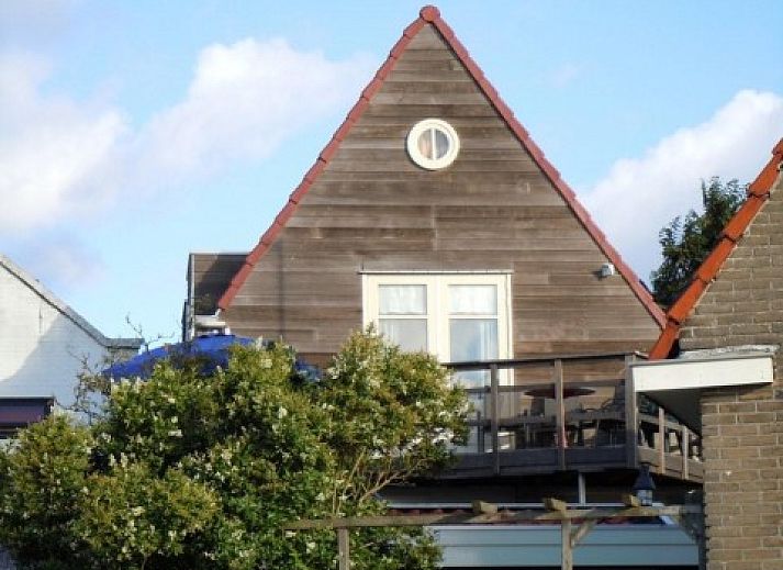Charmante Havenzicht-Wohnung in West Terschelling mit Holzfassade und Terrasse, Wadden Islands.