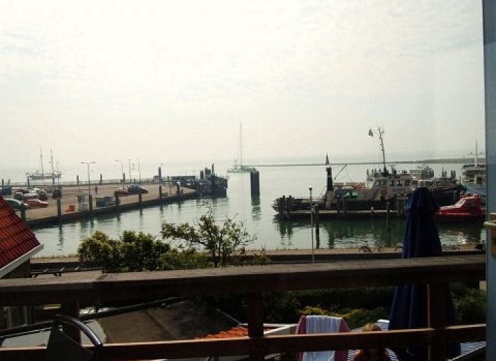 Charmante Havenzicht-Wohnung in West Terschelling mit Holzfassade und Terrasse, Wadden Islands.