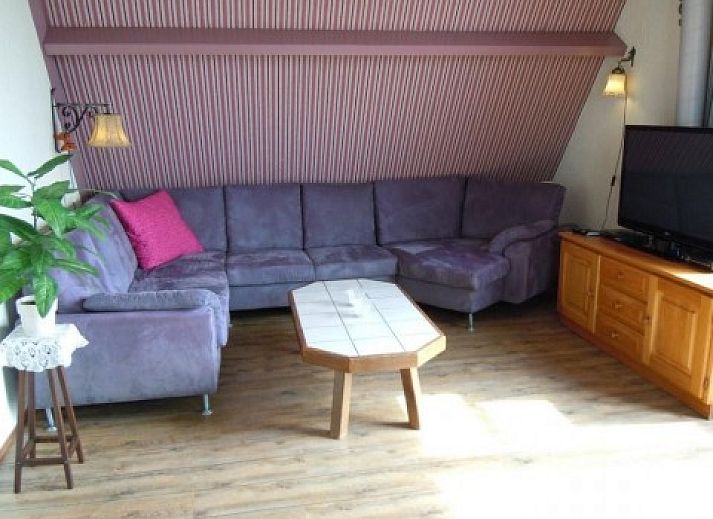 Charmante Havenzicht-Wohnung in West Terschelling mit Holzfassade und Terrasse, Wadden Islands.