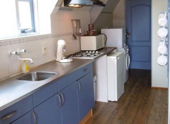 Charmante Havenzicht-Wohnung in West Terschelling mit Holzfassade und Terrasse, Wadden Islands.