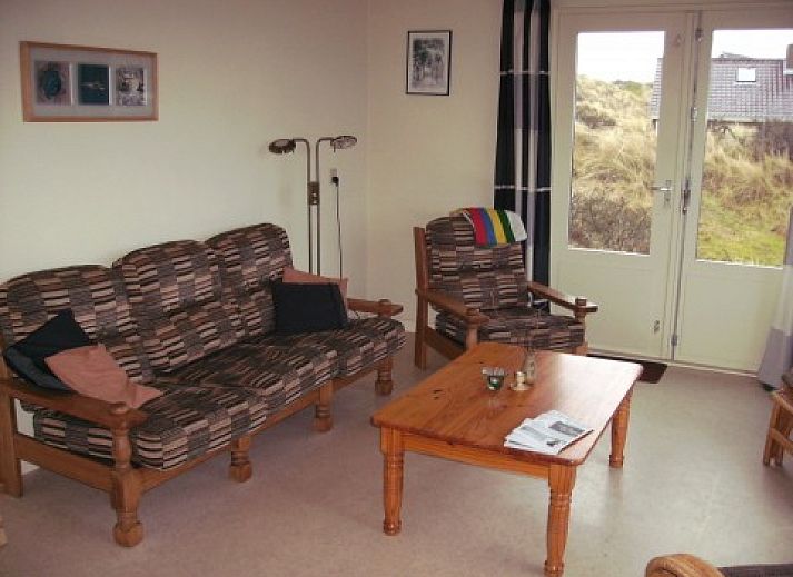 Ferienhaus Pirola in Midsland aan Zee, Terschelling, umgeben von Dnen, auf denen die Wattenmeerflagge weht.