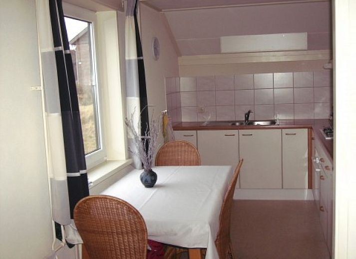 Ferienhaus Pirola in Midsland aan Zee, Terschelling, umgeben von Dnen, auf denen die Wattenmeerflagge weht.