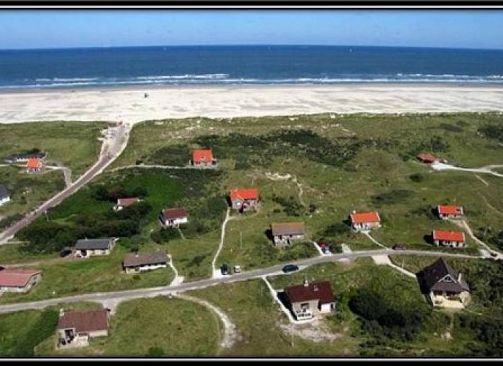 Gemtliches Wohnzimmer des Ferienhauses Pirola in Midsland aan Zee, Terschelling, mit Blick auf die Dnen.
